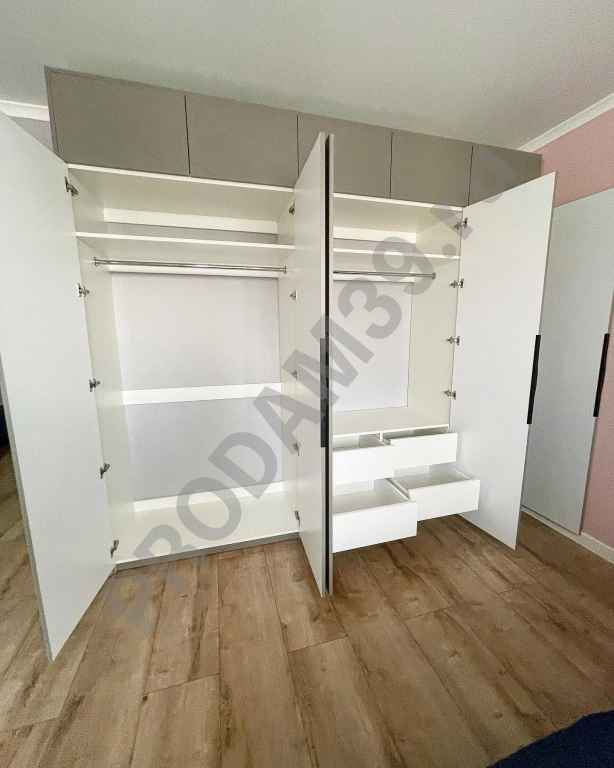 Распашной шкаф