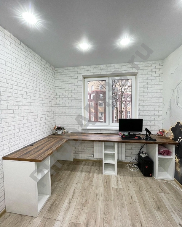 Стол у окна в детскую