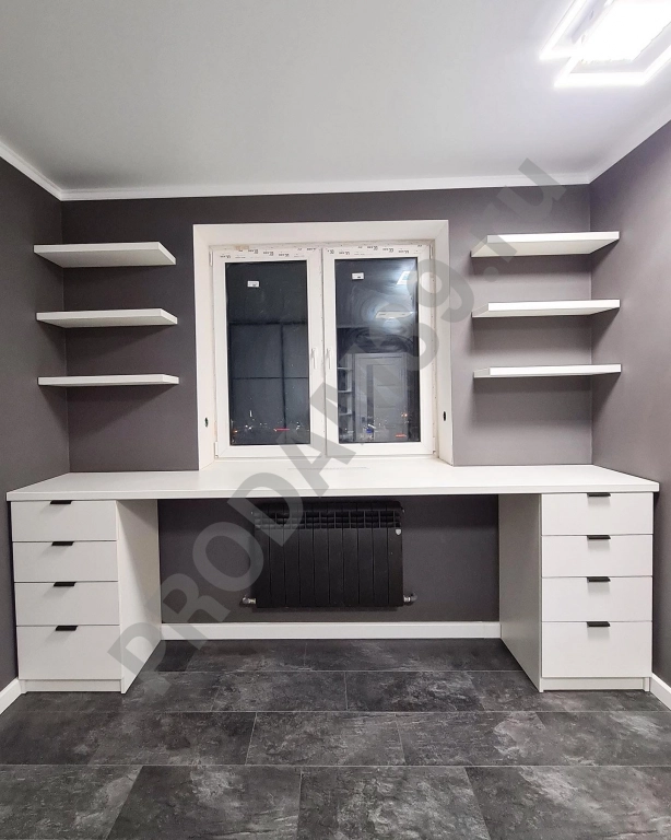 Стол у окна в детскую