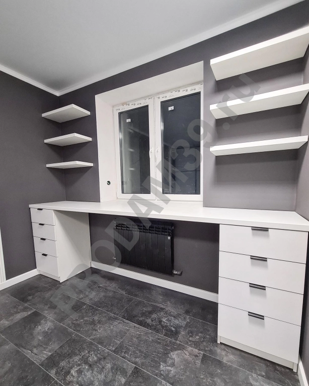 Стол у окна в детскую