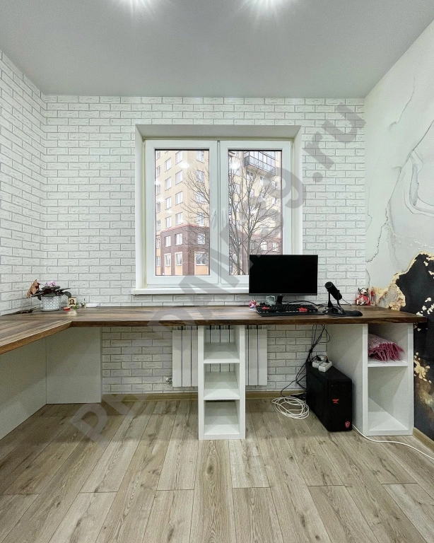 Стол у окна в детскую