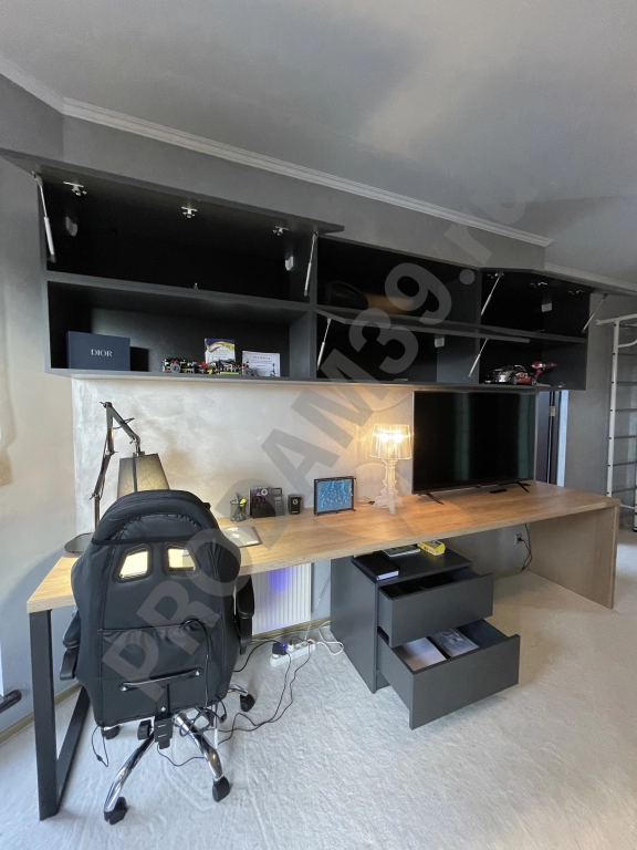 Стол для офисной работы