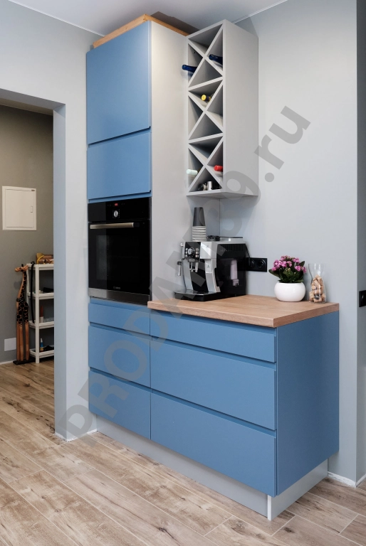 Кухня с крашенными фасадами МДФ с интегрированной ручкой