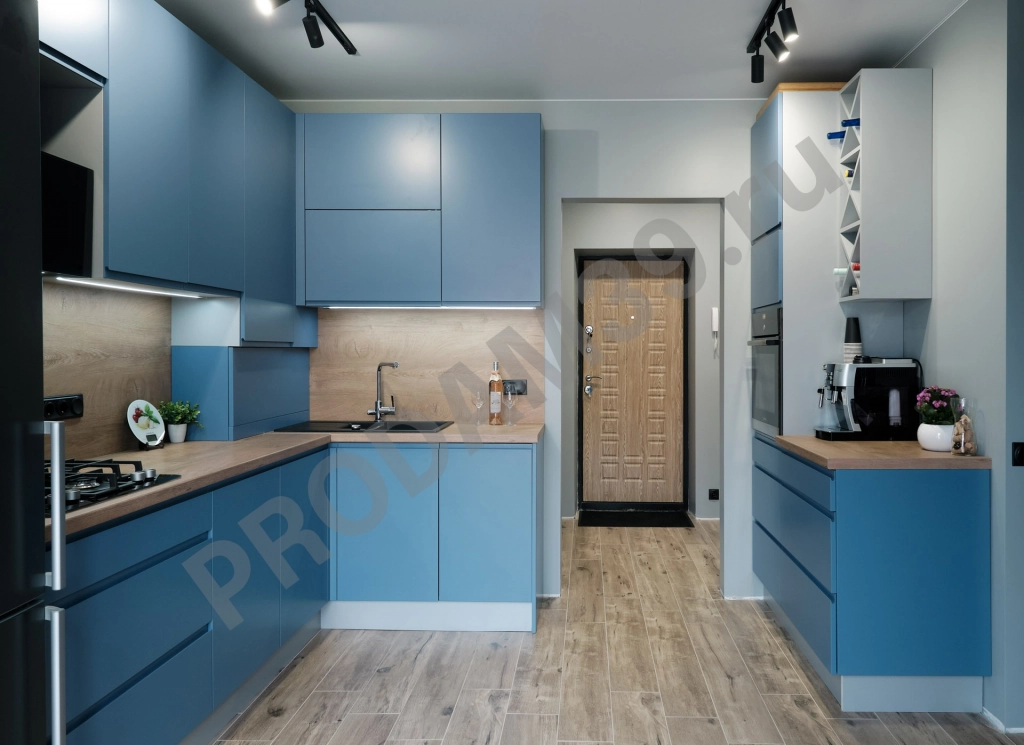 Кухня с крашенными фасадами МДФ с интегрированной ручкой