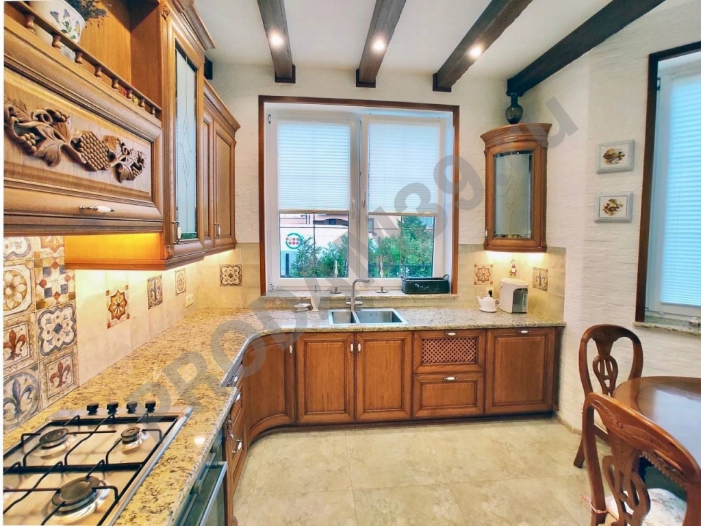 Кухня с деревянными фасадами от студии Mykitchen