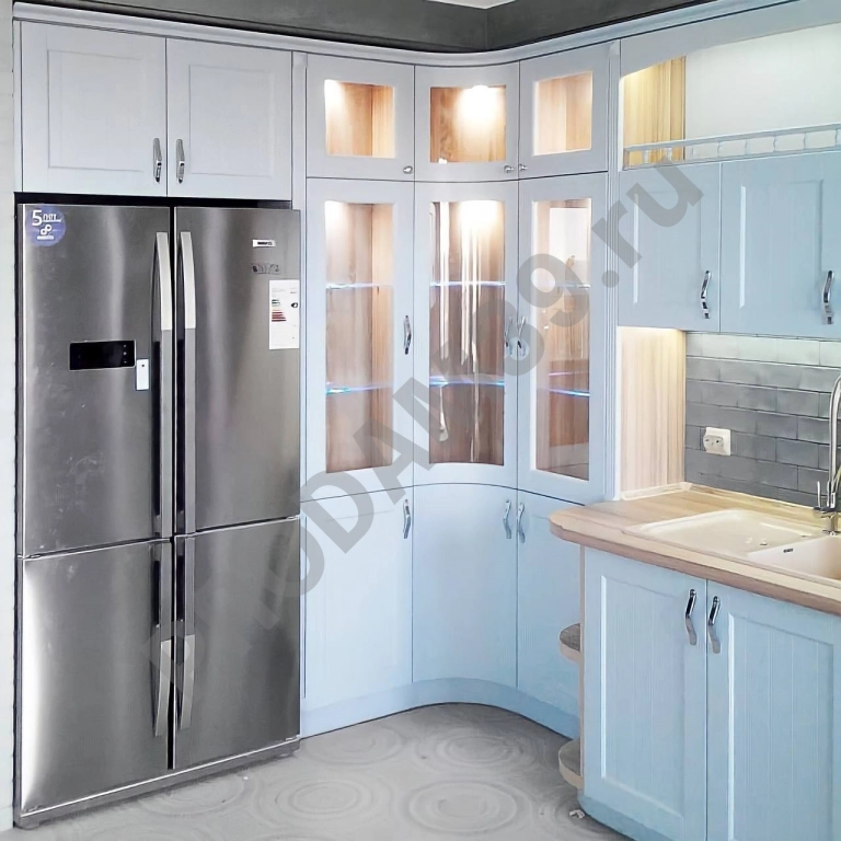 П-образная кухня в голубом цвете от студии Mykitchen