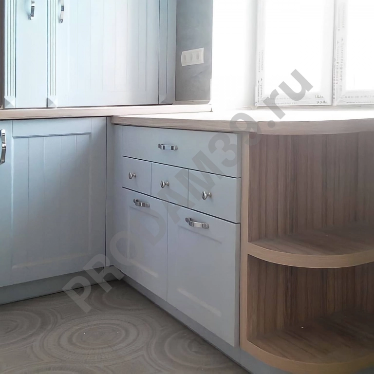 П-образная кухня в голубом цвете от студии Mykitchen