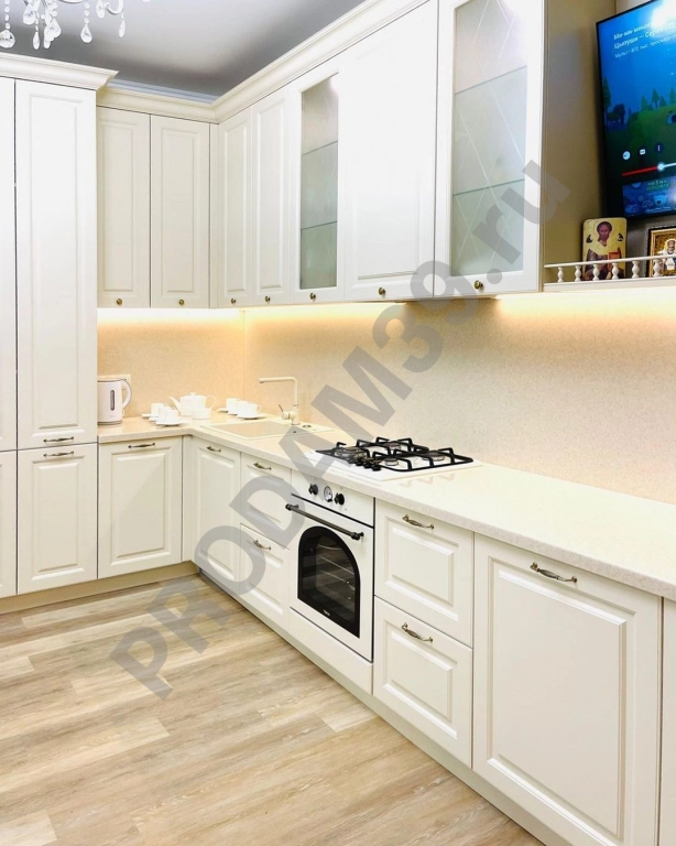 Кухня в светлых тонах от студии Mykitchen