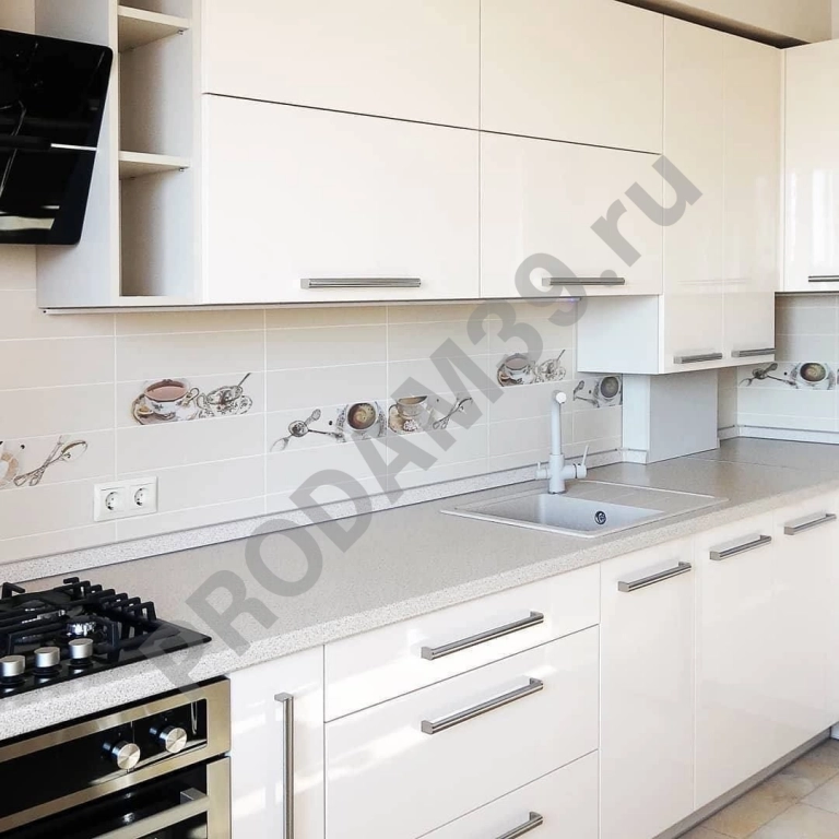 Г-образная кухня с глянцевыми фасадами от студии Mykitchen