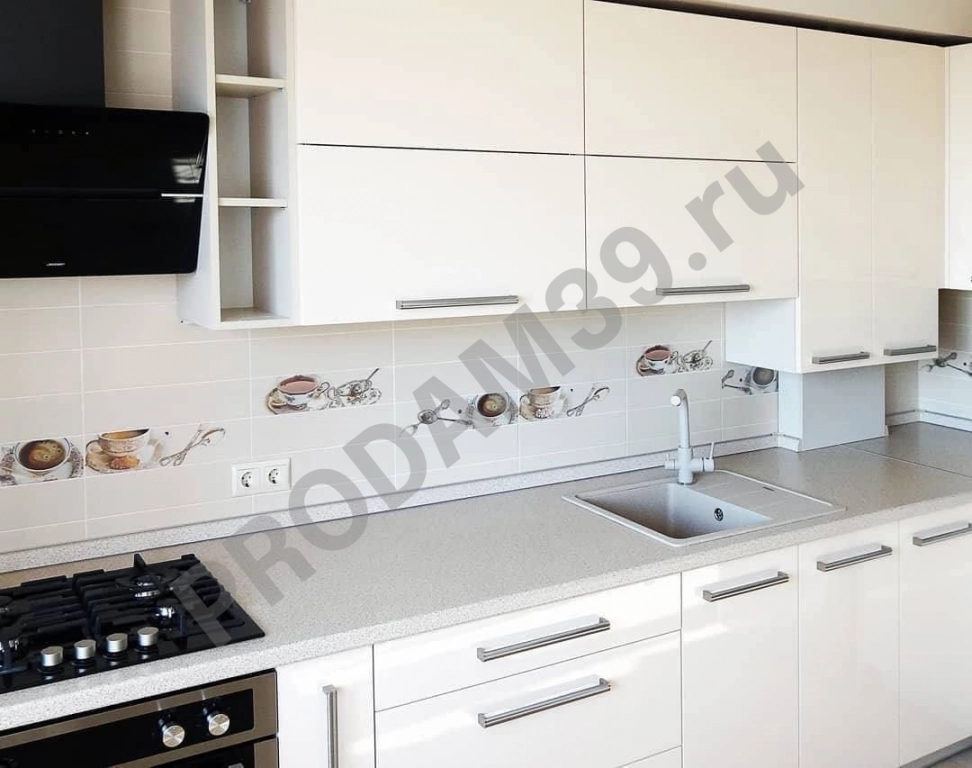 Г-образная кухня с глянцевыми фасадами от студии Mykitchen