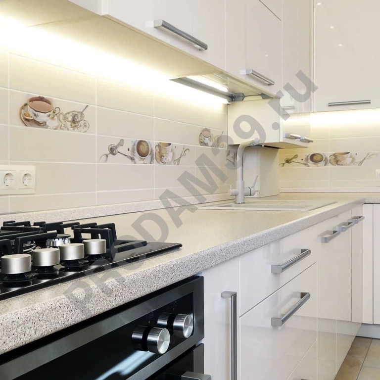 Г-образная кухня с глянцевыми фасадами от студии Mykitchen