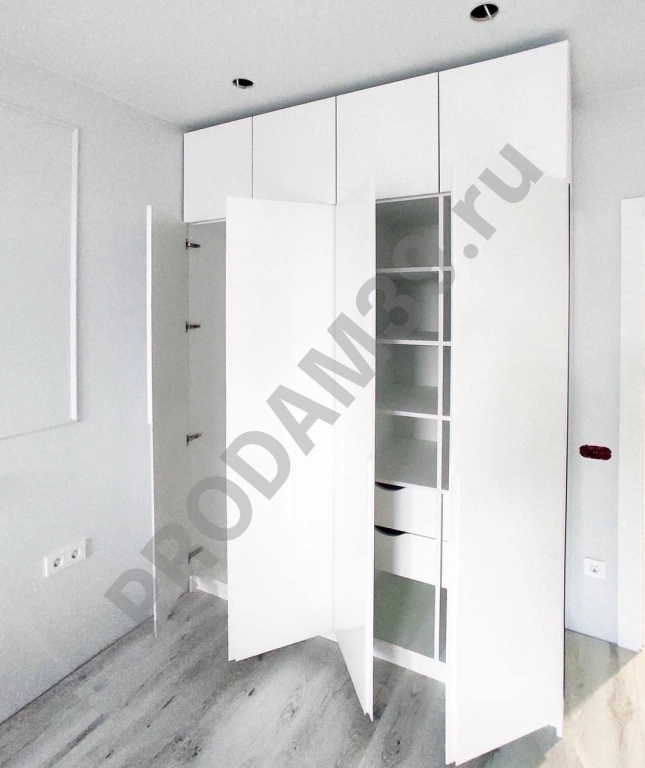 Белоснежные шкафы от студии мебели Mykitchen