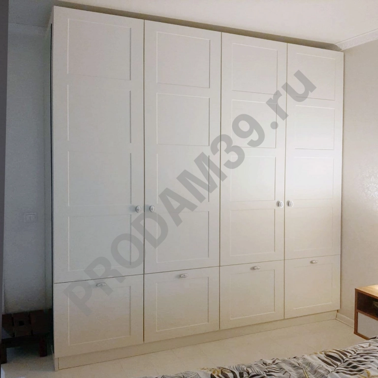 Распашной шкаф от студии мебели Mykitchen