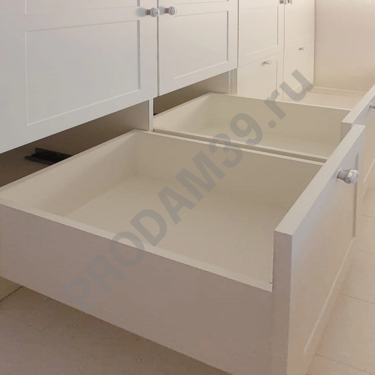 Распашной шкаф от студии мебели Mykitchen