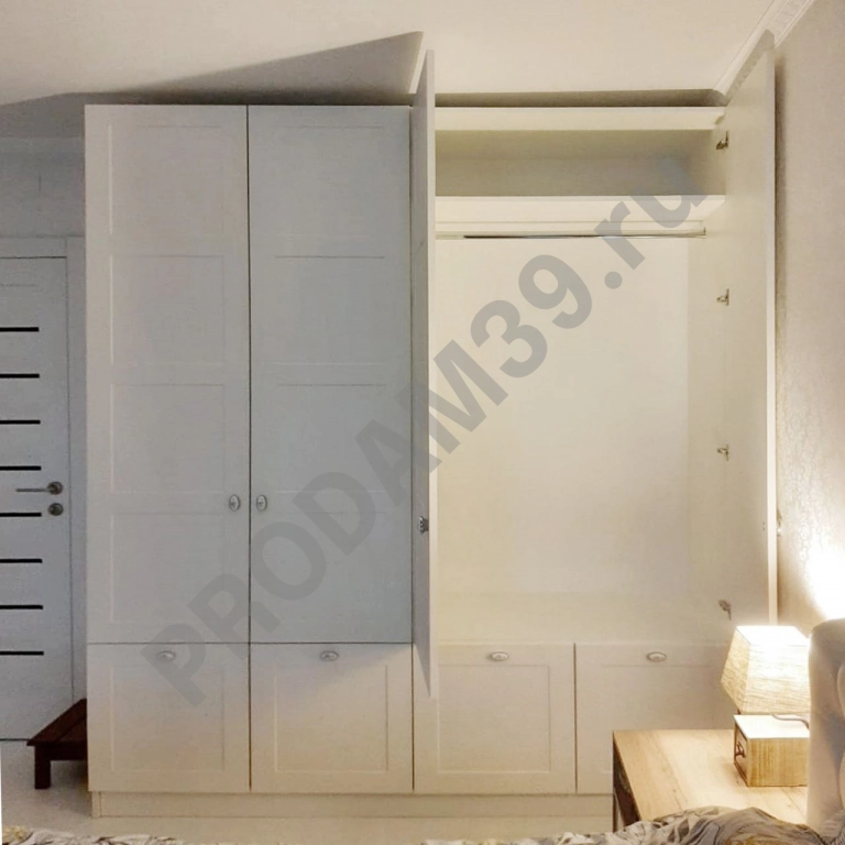 Распашной шкаф от студии мебели Mykitchen