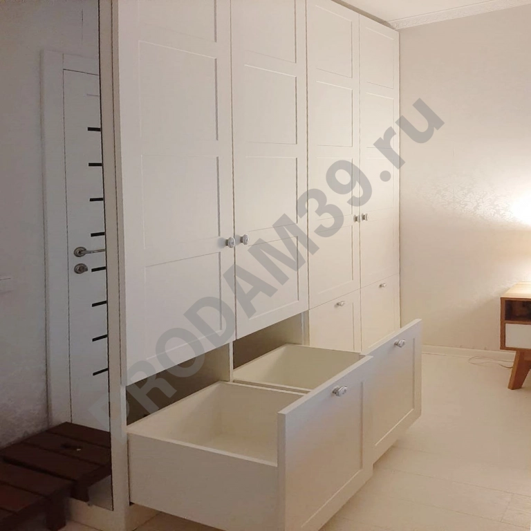 Распашной шкаф от студии мебели Mykitchen