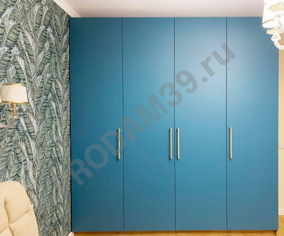 Матовый шкаф в спальню от студии мебели Mykitchen