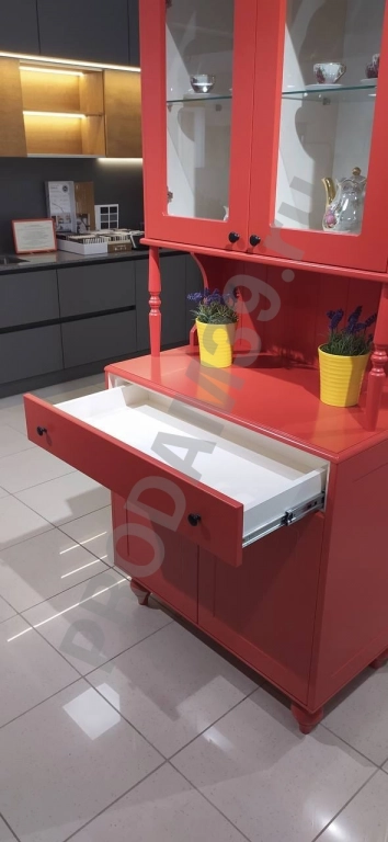 Яркий стеллаж от студии мебели Mykitchen