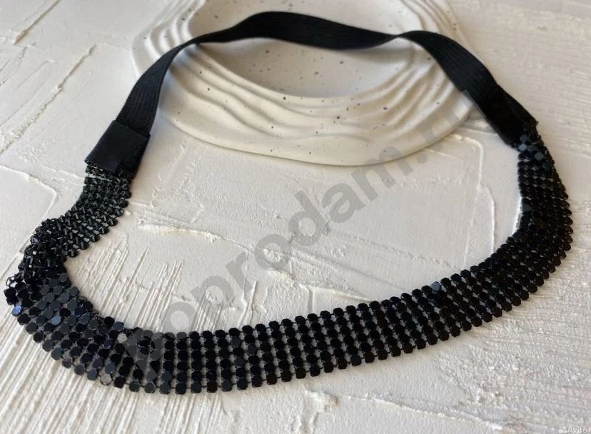 Греческая повязка для волос черная со стразами