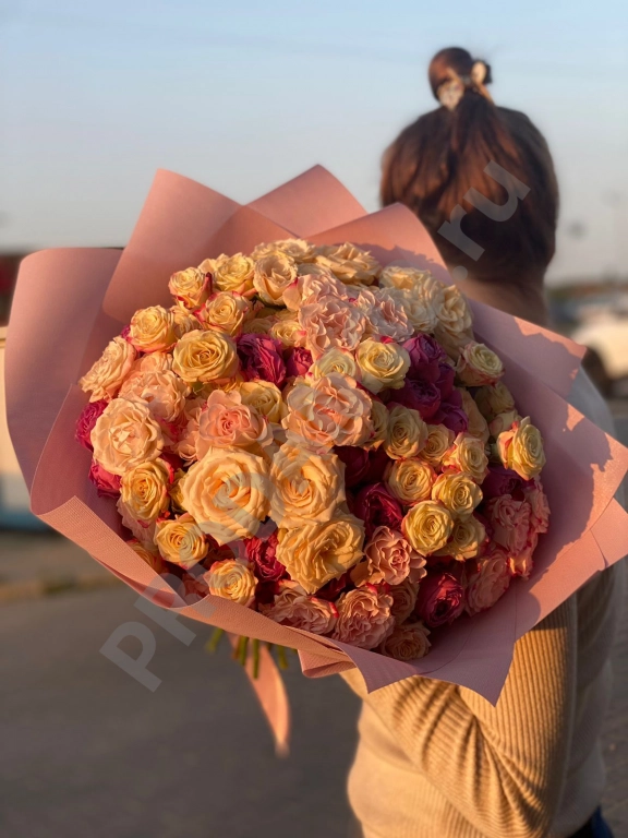 Букет кустовых роз - 35 шт