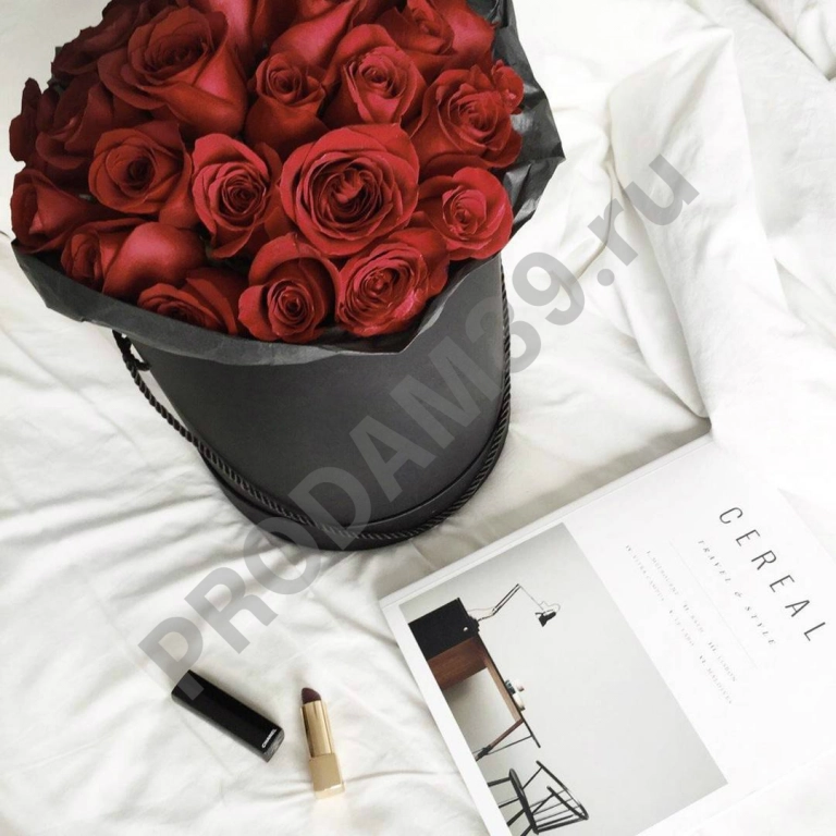 Шляпная коробка «Медиум» с 25 красными розами
