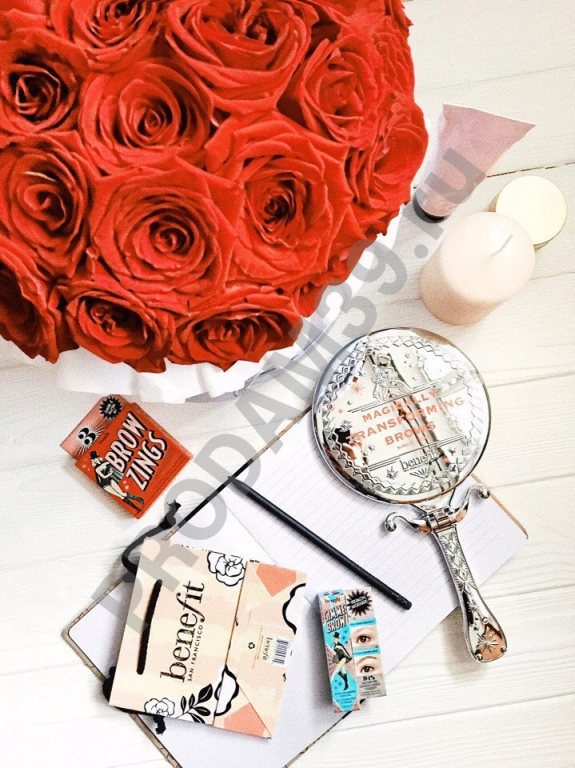 Шляпная коробка «Медиум» с 25 красными розами