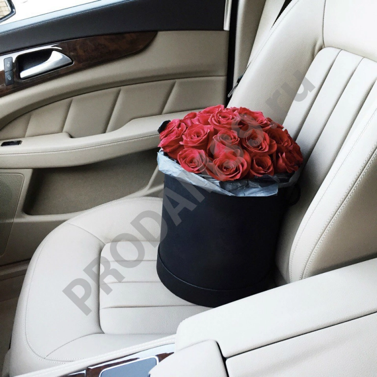 Шляпная коробка «Медиум» с 25 красными розами