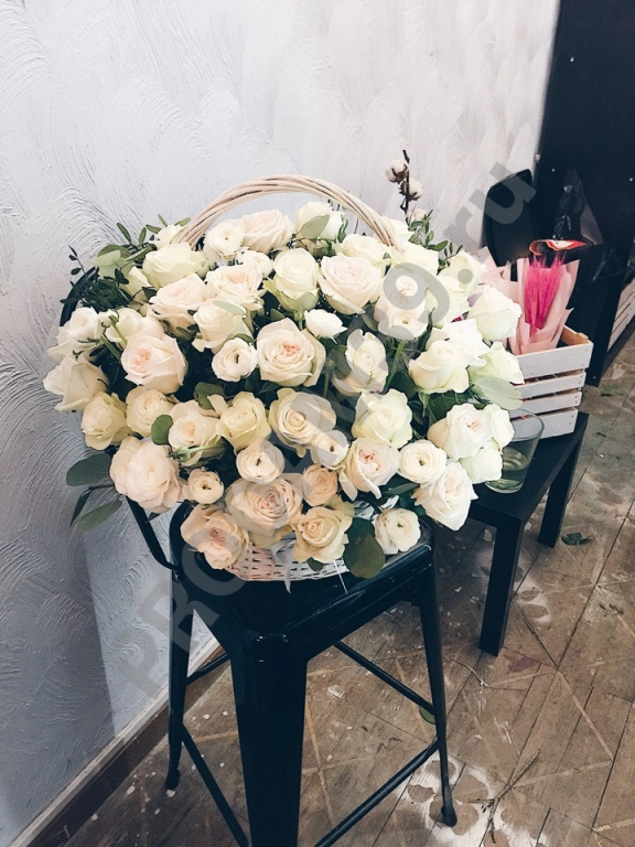 Корзина пионовидных парфюмированных роз О`Хара