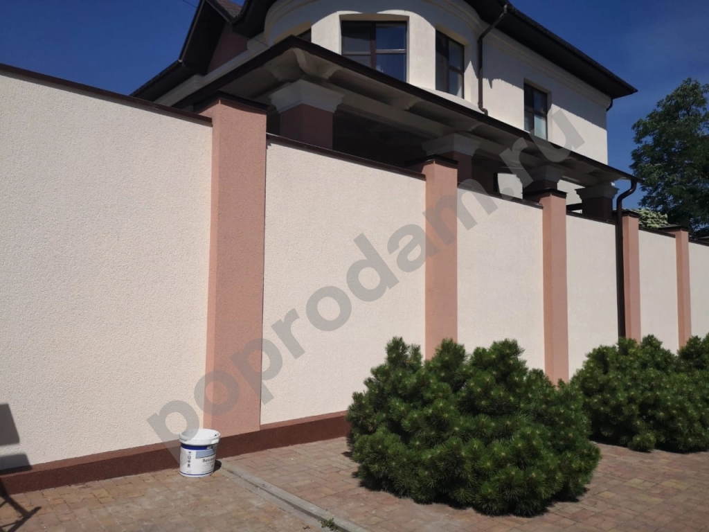 Отделка забора штукатуркой мраморная крошка