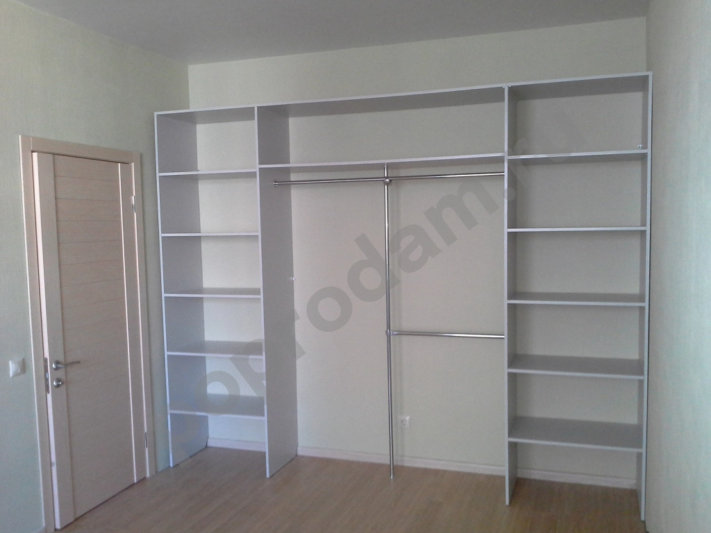 Шкаф купе встроенный с цветными стеклами