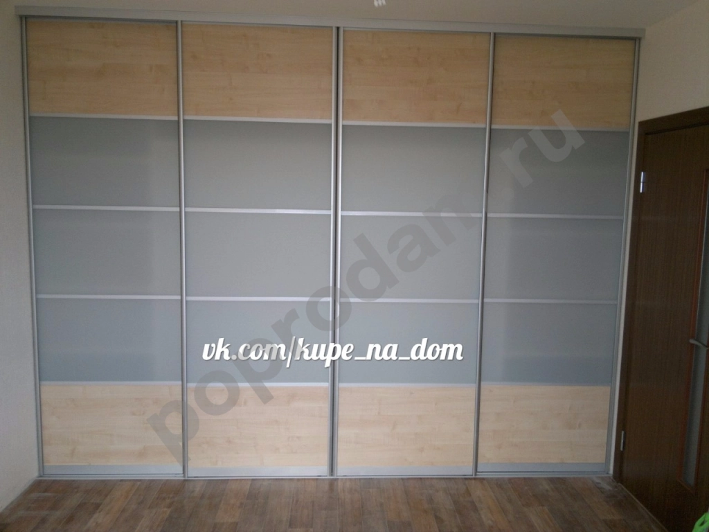 Шкаф купе встроенный цветное стекло + вставки под дерево
