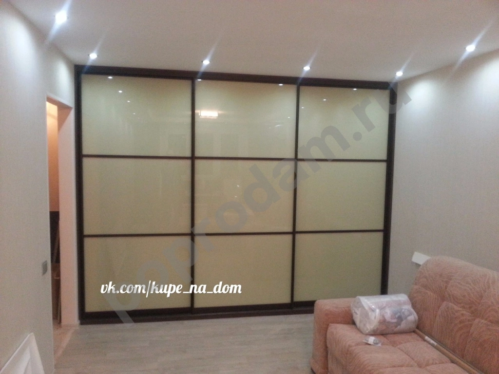 Шкаф купе встроенный с бежевыми стеклами на заказ