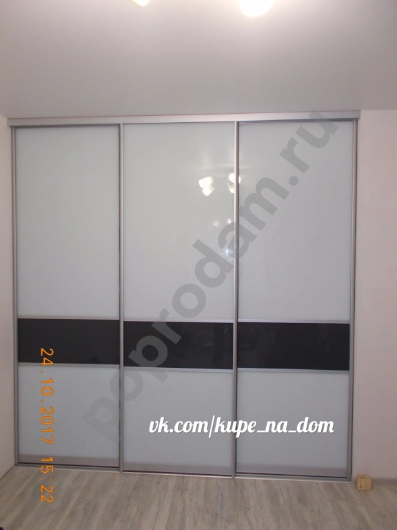 Шкаф купе встроенный с цветными стеклами от производителя