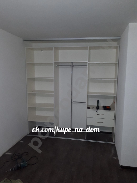 Шкаф купе встроенный с цветными стеклами от производителя