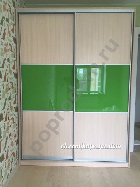 Шкаф купе ДСП + вставка из цветного стекла