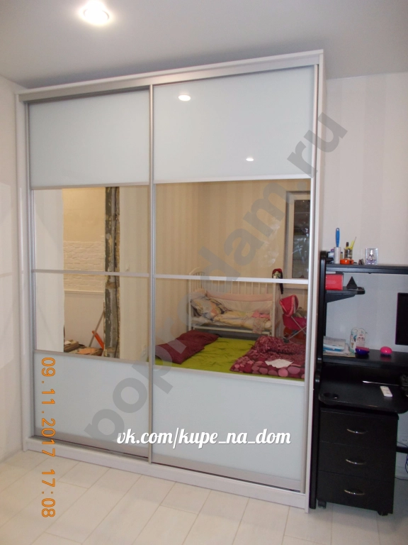 Шкаф купе с комбинацией зеркала и цветного стекла на заказ
