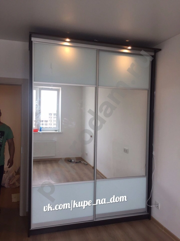 Шкаф купе с комбинацией зеркала и цветного стекла на заказ