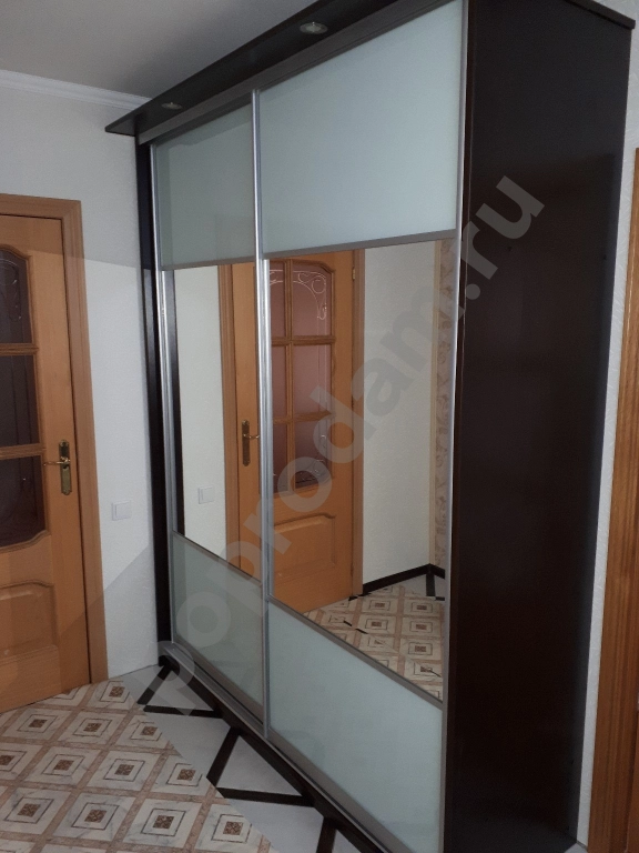 Шкаф купе с комбинацией зеркала и цветного стекла на заказ