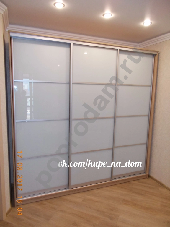 Шкаф купе с белыми стеклами