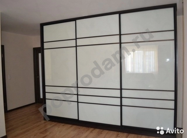 Шкаф купе с белыми стеклами