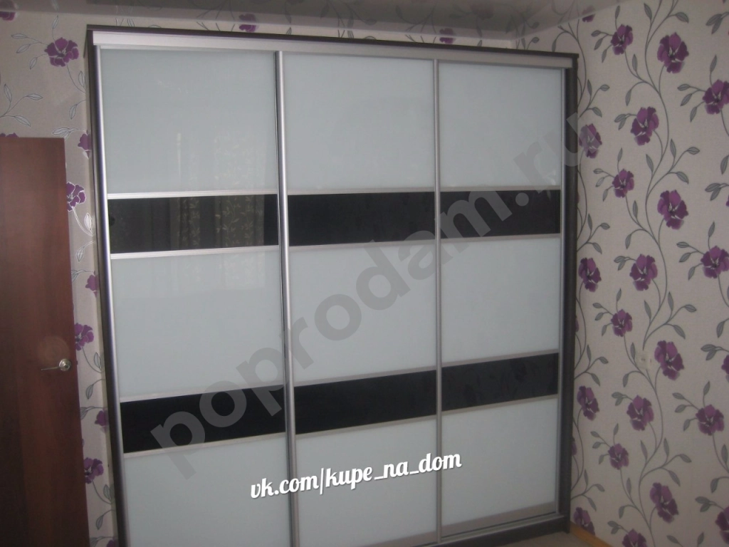 Шкаф купе с белым и черным стеклом от производителя