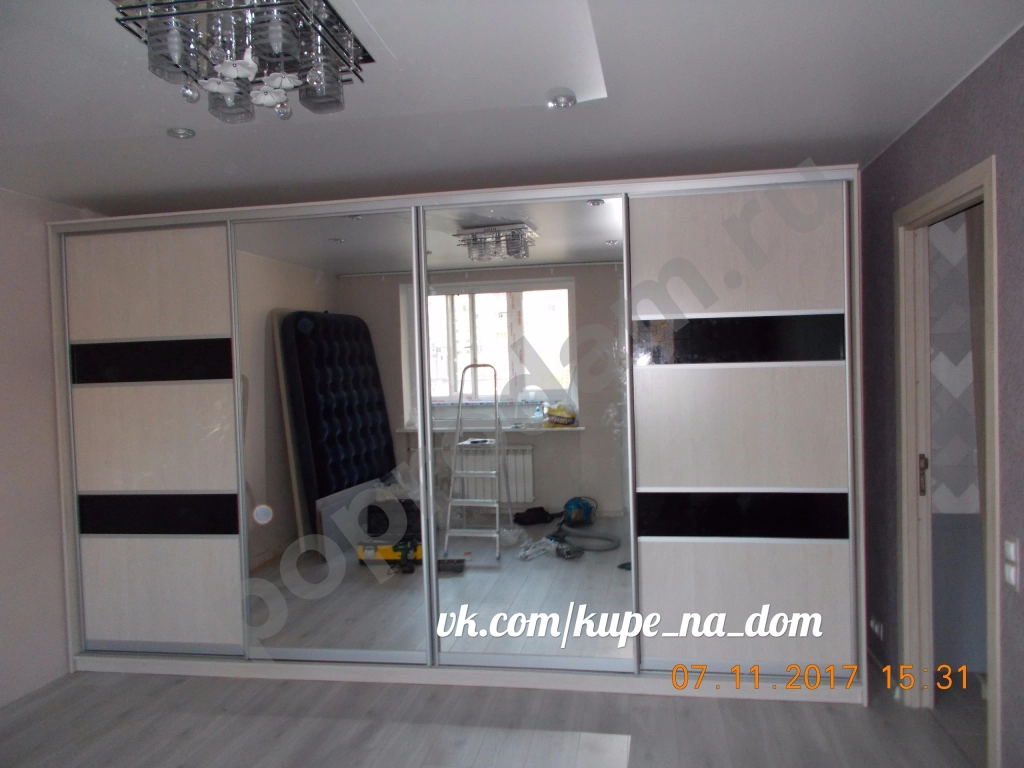 Шкаф купе со вставками из черного стекла