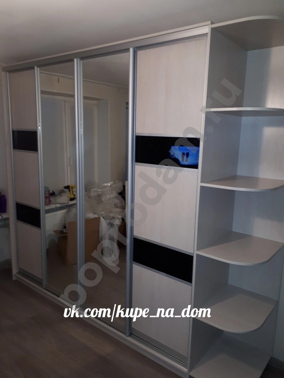 Шкаф купе со вставками из черного стекла