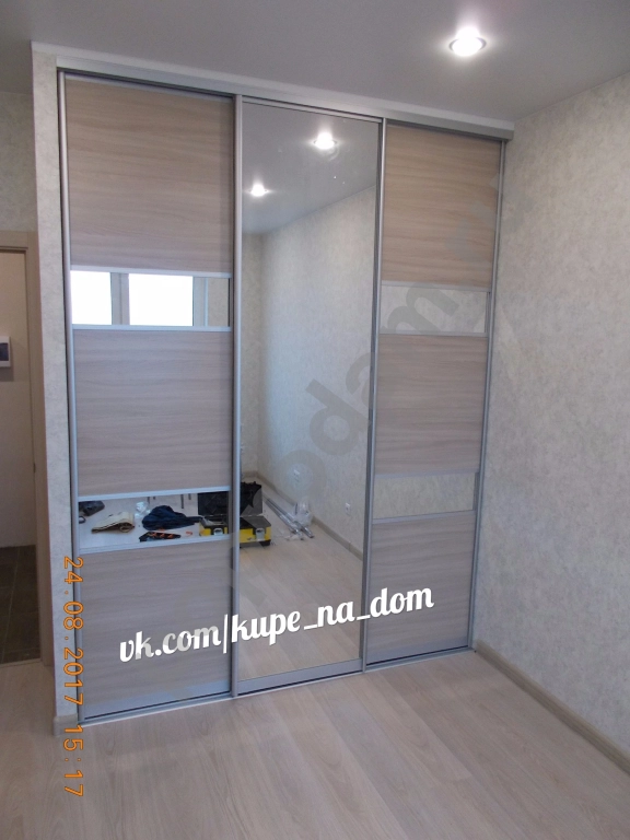 Встроенный шкаф купе с зеркальными вставками от производителя
