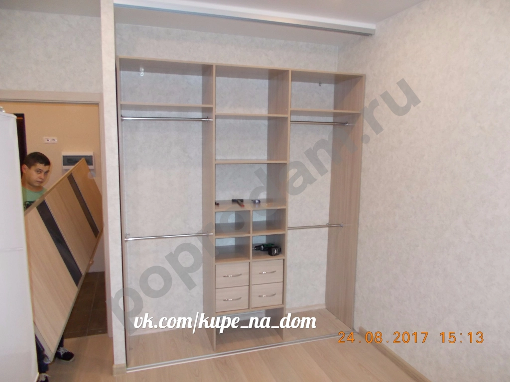 Встроенный шкаф купе с зеркальными вставками от производителя