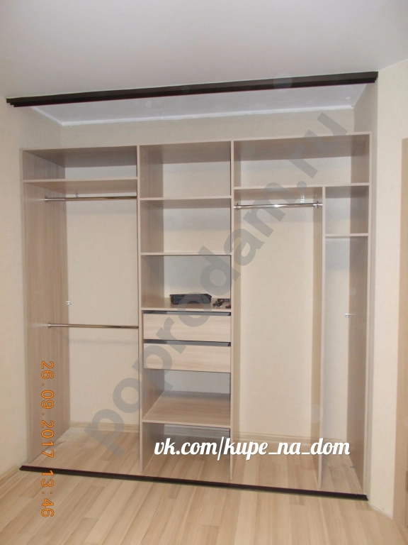 Встроенный шкаф купе с зеркальными вставками от производителя