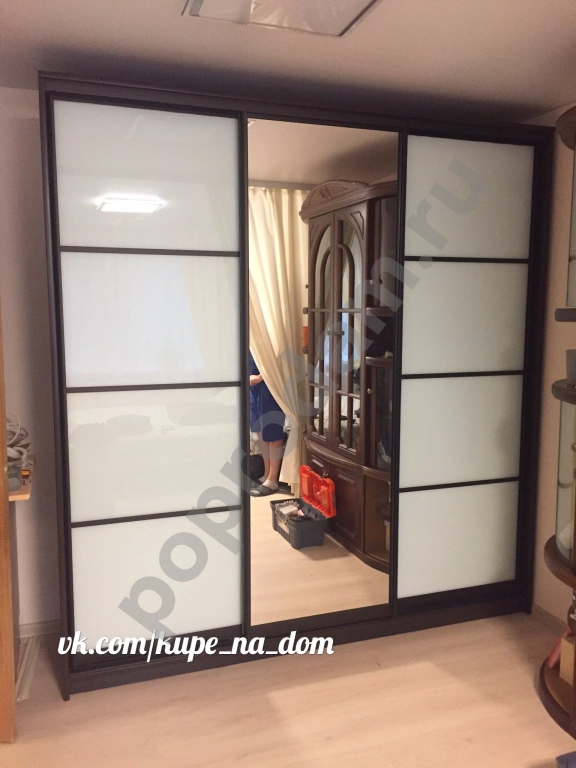 Шкаф купе с зеркалом и цветными стеклами на заказ