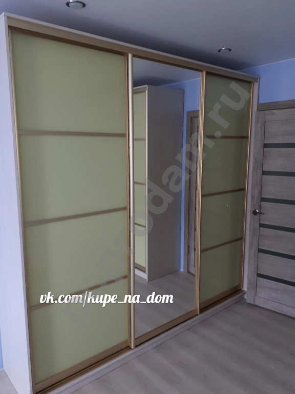 Шкаф купе с зеркалом и цветными стеклами на заказ