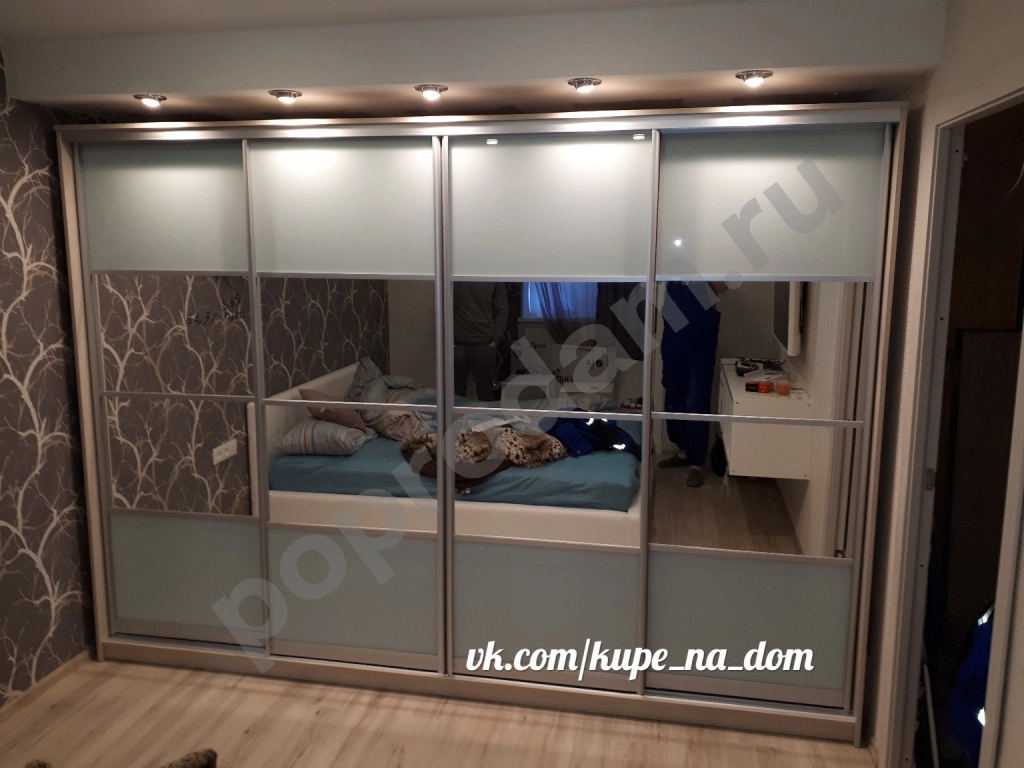 Шкаф купе с зеркалом и цветным стеклом