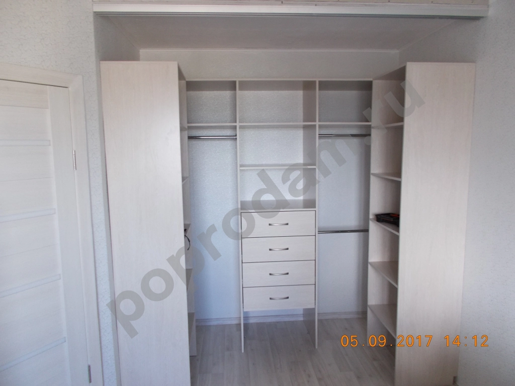 Гардеробная с П-образным наполнением